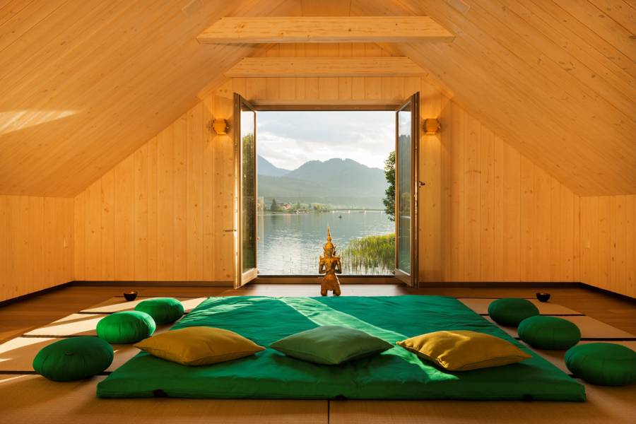 Meditationsraum mit Seeblick im Strandhotel am Weissensee