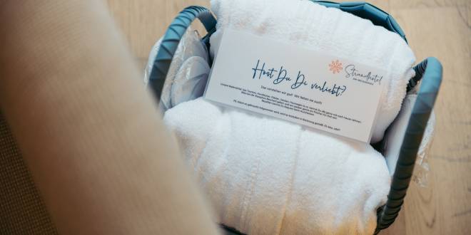 Korb für Gäste mit Handtüchern und Badeschuhen Strandhotel am Weissensee