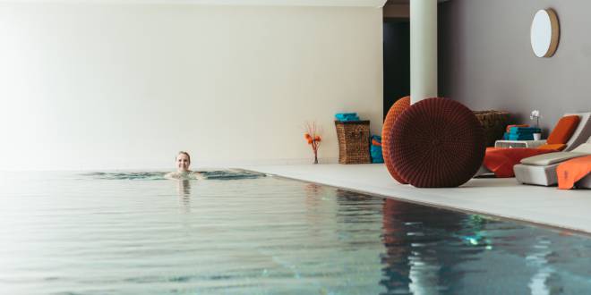 Swimmingpool indoor im Standhotel am Weissensee