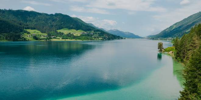 Außenansicht des Strandhotel am Weissensee in Kärnten