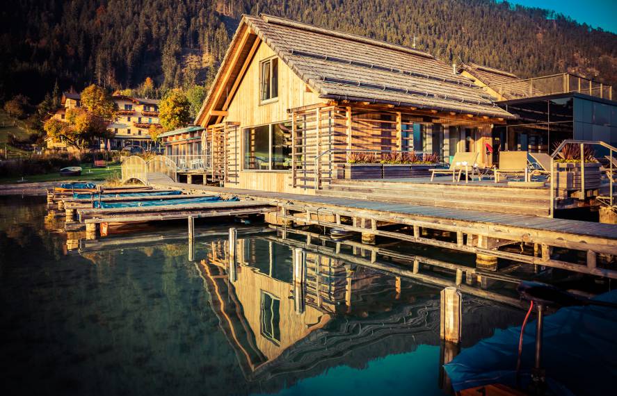 See-Spa mit Steg im Sonnenlicht Strandhotel am Weissensee