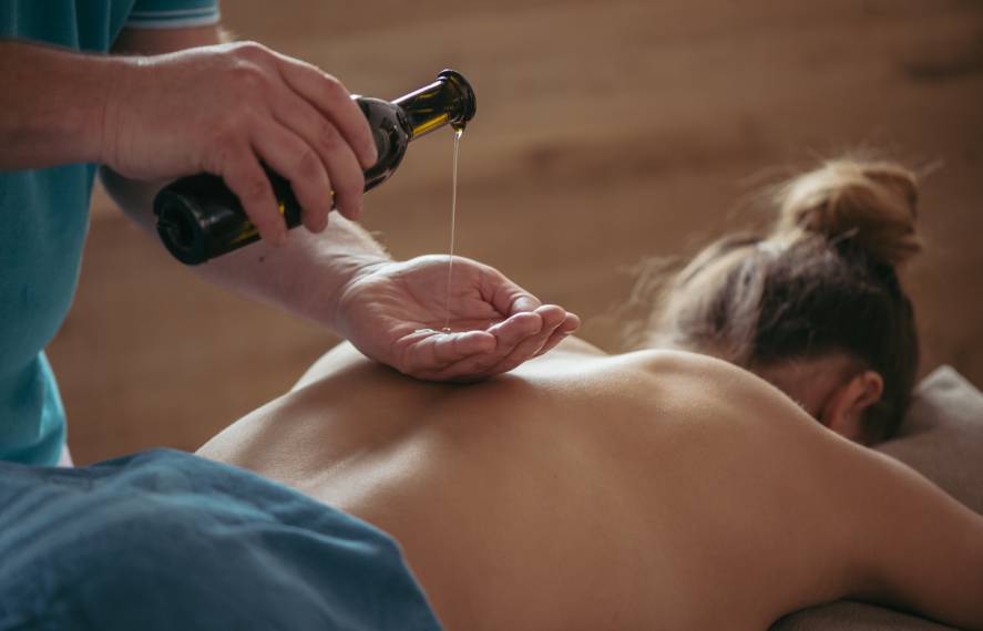Massage mit warmem Öl im Strandhotel am Weissensee