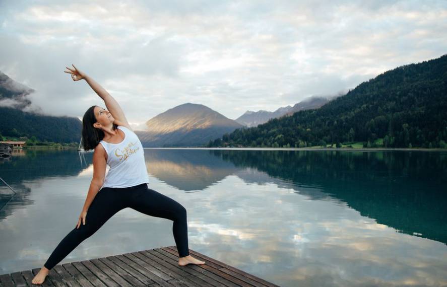Sara Katu praktiziert Yoga am Weissensee