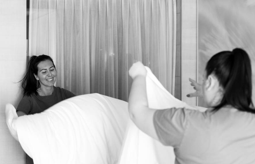 Zwei Damen richten ein Hotelbett