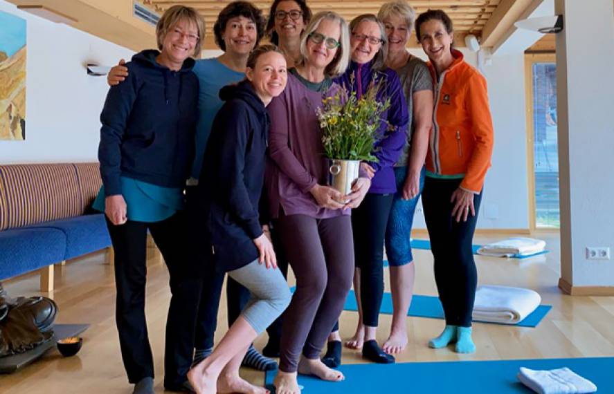 Gruppenbild in Yogaraum 