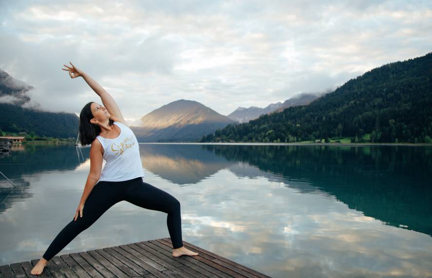 Frau macht Yoga am Weissensee in Kärnten