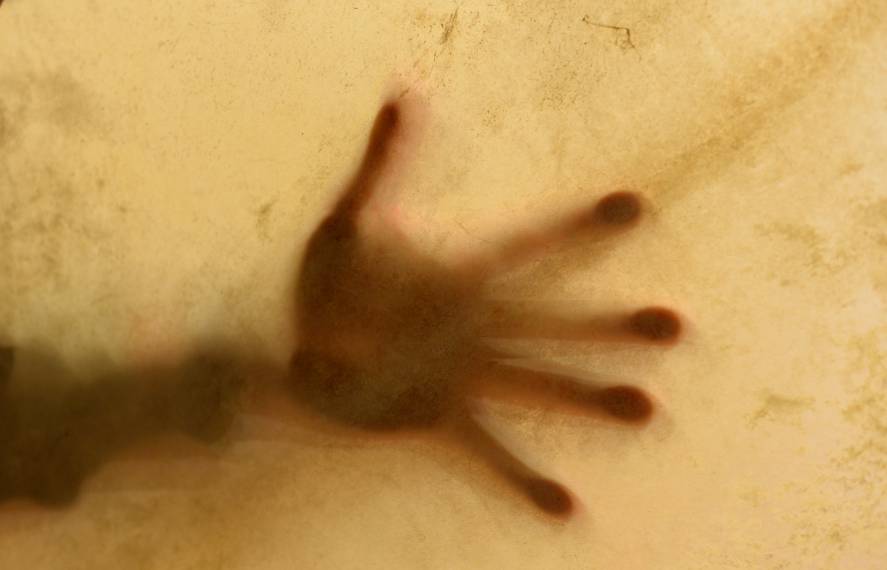 Hand hinter Transparenten Wand