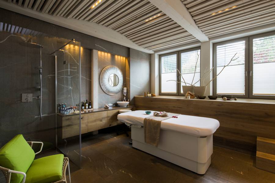 Massageliege im Strandhotel am Weissensee