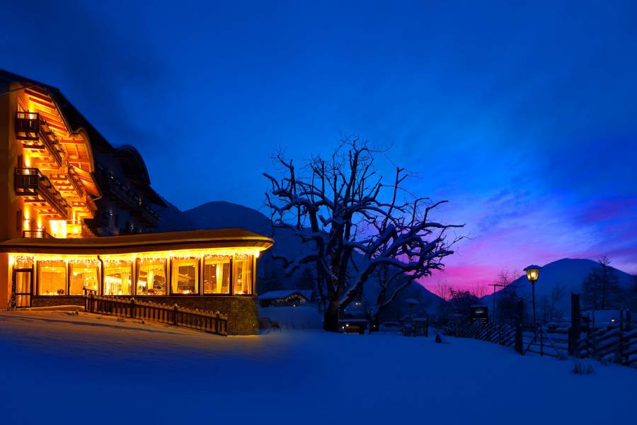 Beleuchtetes Strandhotel am Weissensee bei Nacht