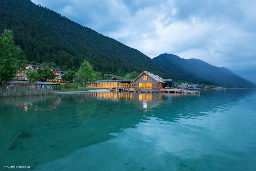 Strandhotel am Weissensee mit Blick vom See