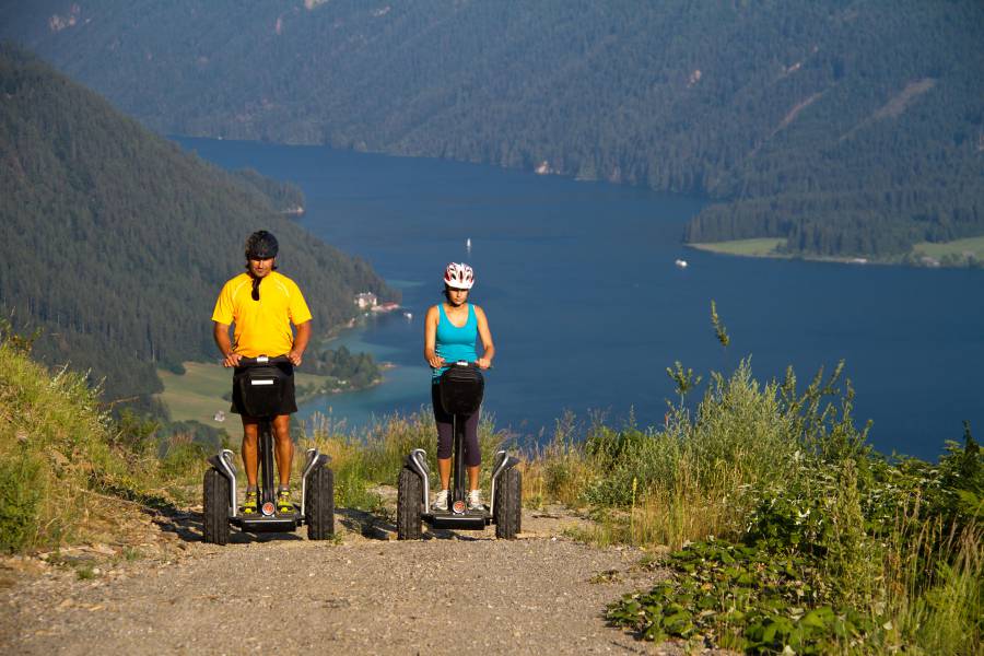 Segway Fahrer in den Bergen vor dem Weissensee