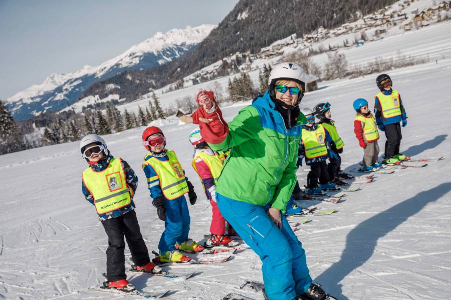 Kinder bei Skikurs am Weissensee