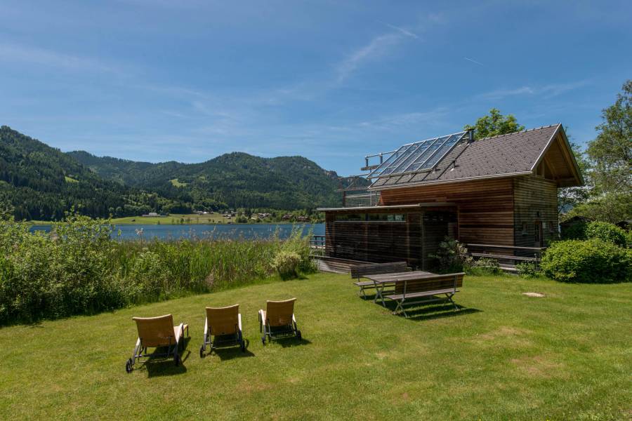 Liegewiese mit Seeblick Strandhotel am Weissensee