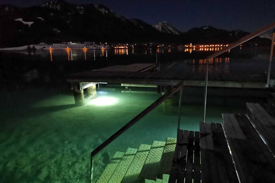 See-Spa Seezugang bei Nacht Strandhotel am Weissensee