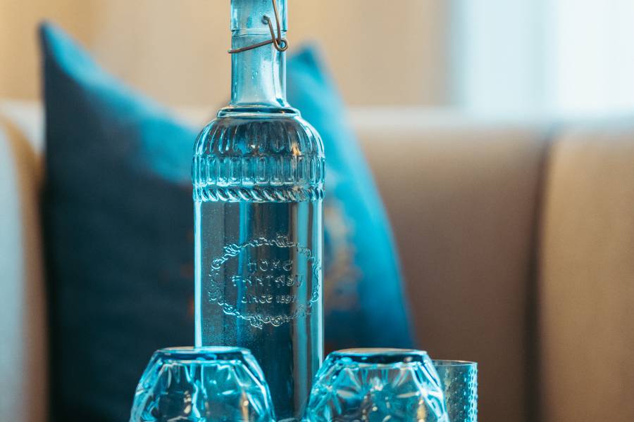 Wasserflasche mit Gläsern Strandhotel am Weissensee