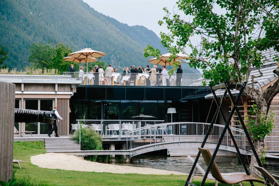 Hochzeitsgesellschaft auf der Dachterrasse im Strandhotel am Weissensee