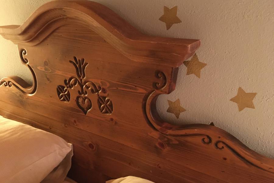 Kopfteil Holzschnitzerei am Bett