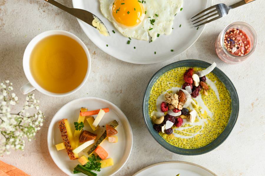 Herzhaftes Frühstück mit Früchten, Ei und Käse