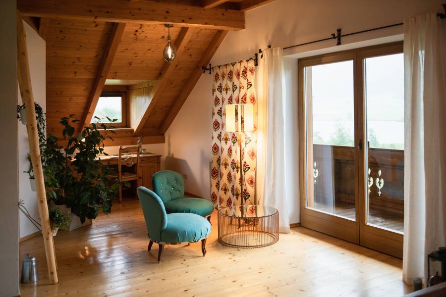 Sitzecke im Seehaus mit Blick auf den Weissensee