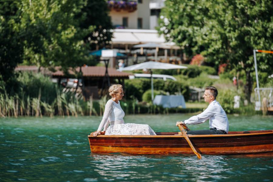 Hochzeitspaar im Ruderboot