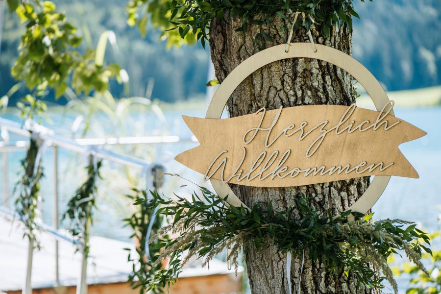 Herzlich Willkommen Schild bei einer Hochzeit in Kärnten