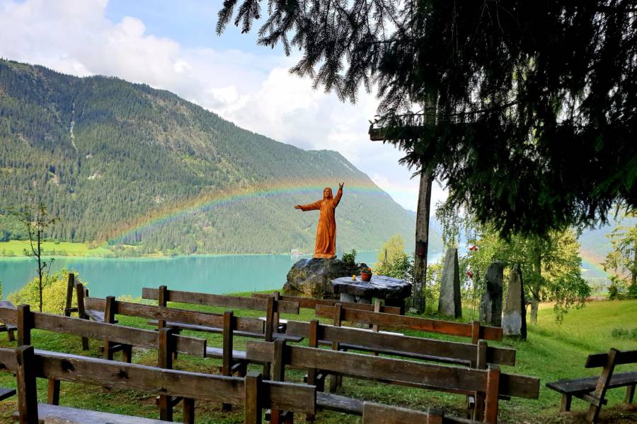 Hoffnungskirche in Kärnten mit Regenbogen über Weissensee