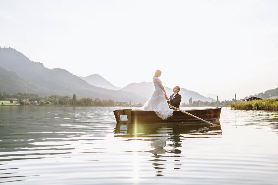Brautpaar in einem Ruderboot auf dem Weissensee