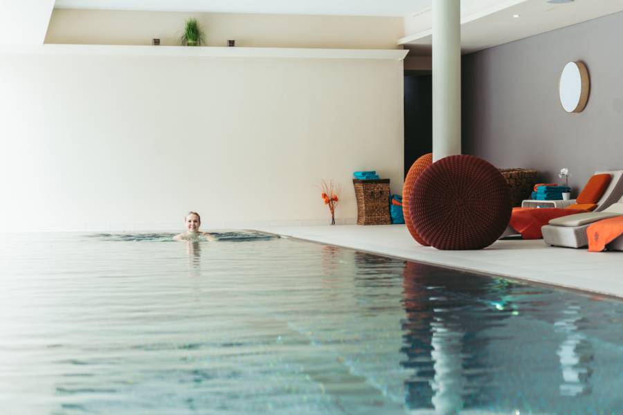 Swimmingpool indoor im Standhotel am Weissensee