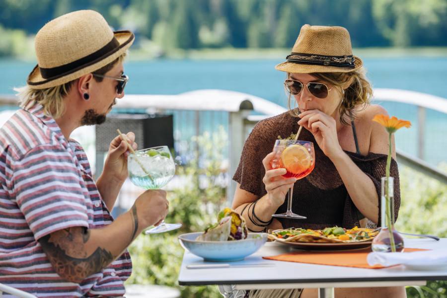 Halbnahe Aufnahme Frau und Mann beim Essen im Strandcafe