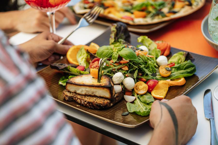 Grillkäse mit bunten Salat und Vollkornbrot