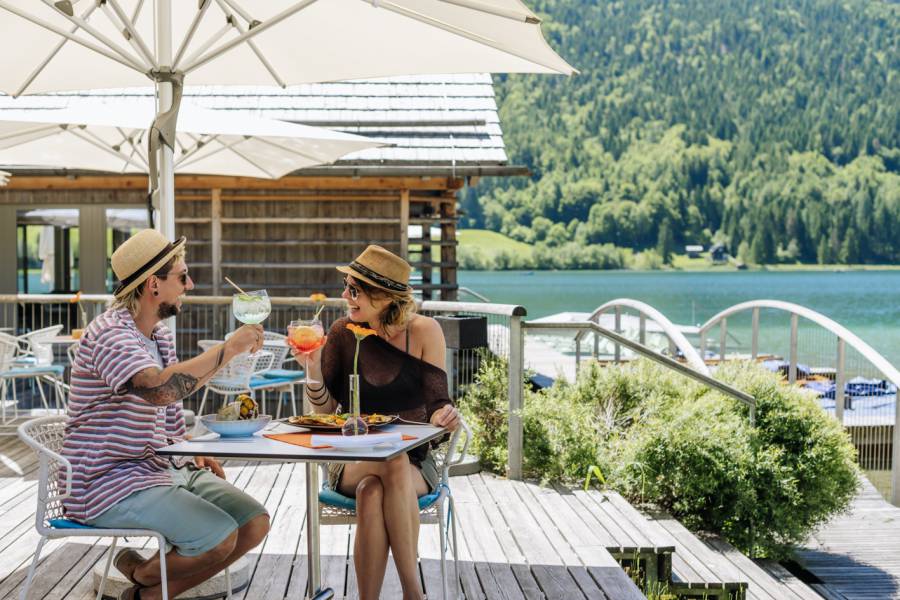 Paar sitzen am Tisch vom Strandcafe am Weissensee