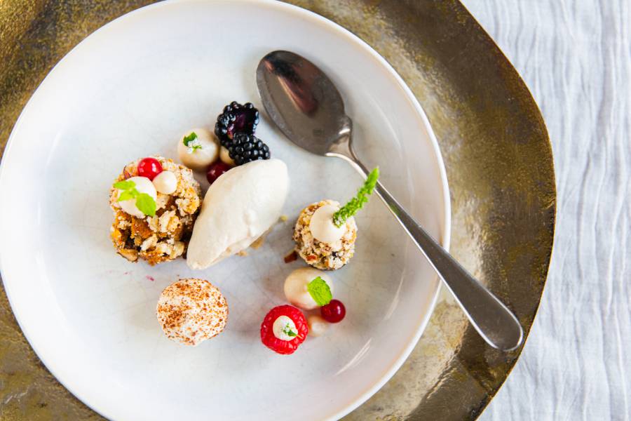 Chrunch Bällchen mit Joghurt und Beeren