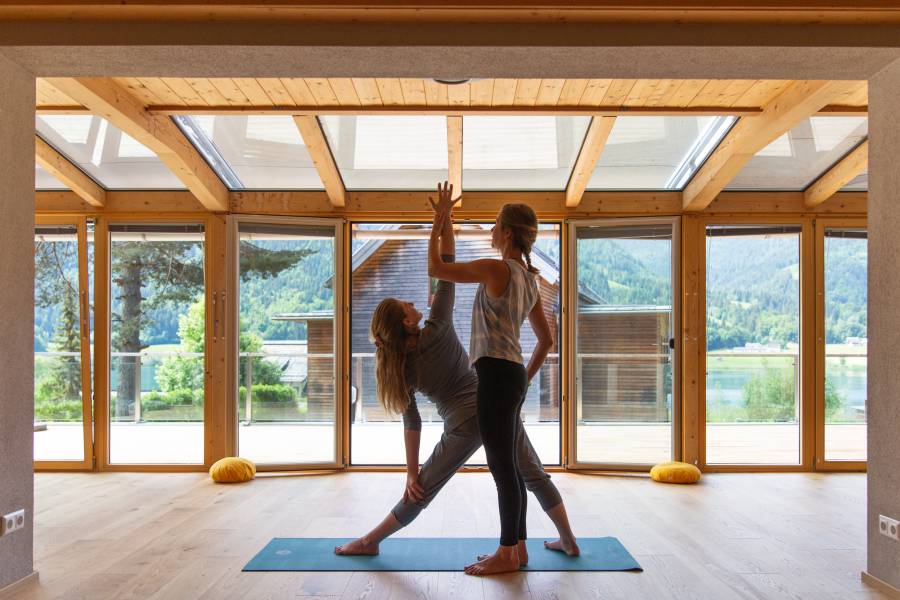 Personen machen Yoga in einem Raum