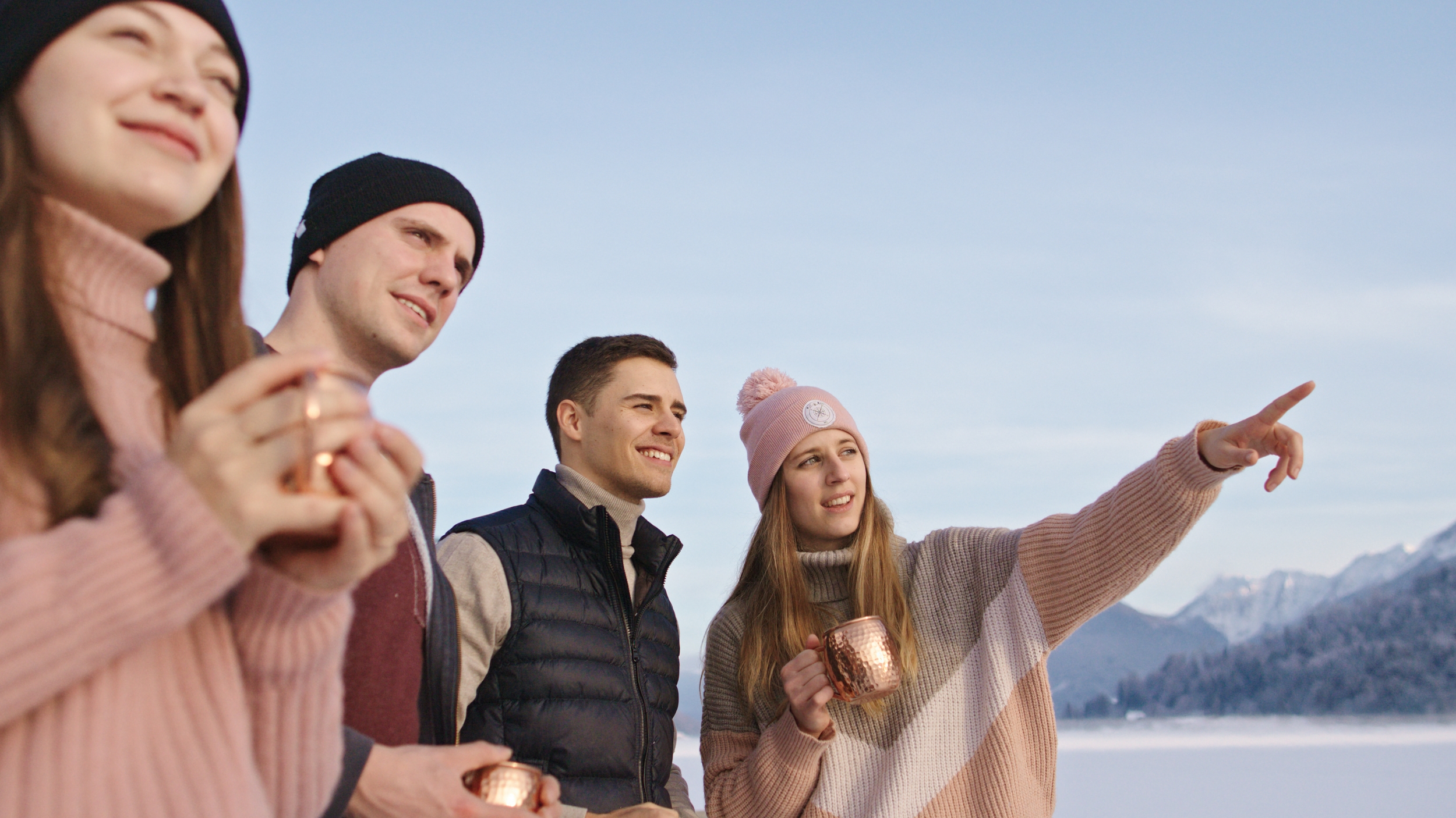 Gruppe von Freunden genießen die Winterlandschaft